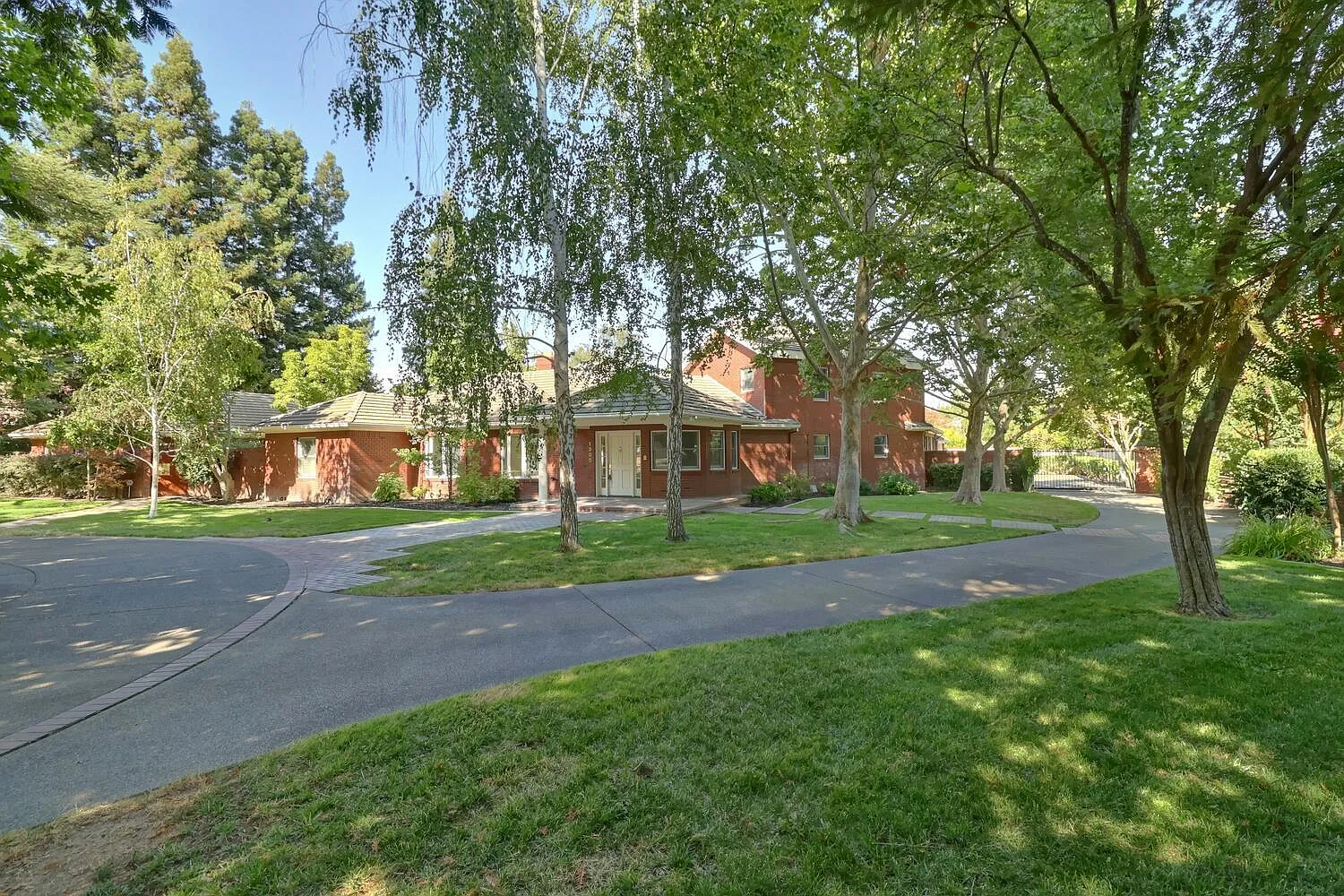 1300 Mariemont Ave photo 1