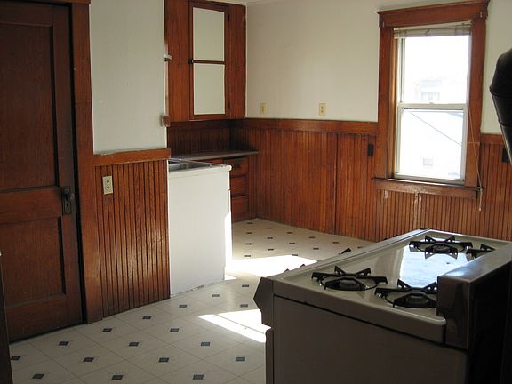 2nd image of 415 Lincoln St #415