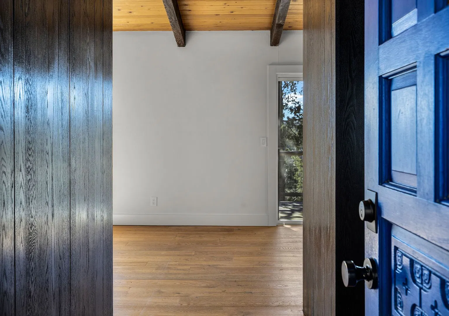 4 Bed 2 Bath West Hills Bend Oregon — Photo 2