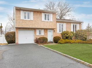 11 Rime Ln, Holbrook, NY 11741