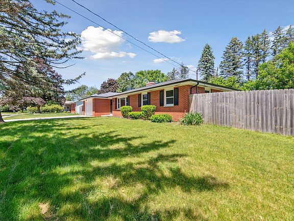 4th image of 2420 Rosewood Ave