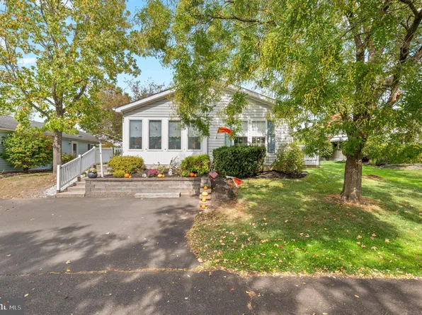 495 Goldenrod Xing W, Buckingham, PA 18912