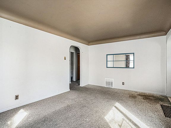 4th image of 939 Royal Oak St SW