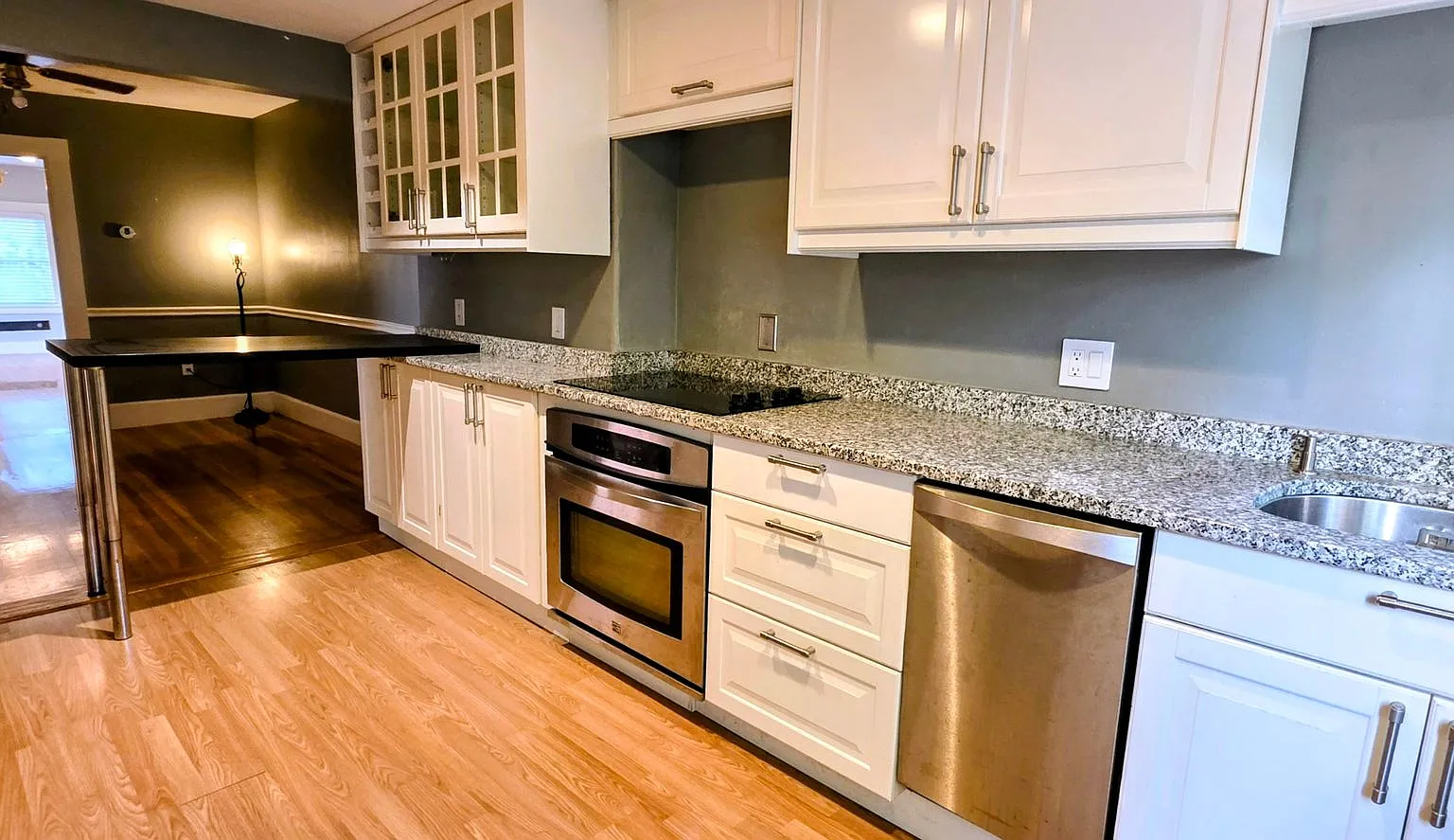Lovely Renovated 2-bed, 1-bath in Brighton — Photo 2