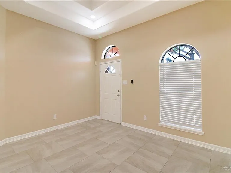 3504 N Champagne Dr — Photo 4