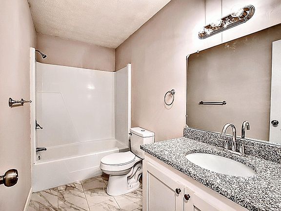 4th image of 1004 Derwood Ct