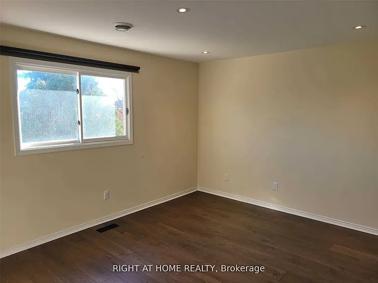 1080 Glenashton Dr #UPPER — Photo 33