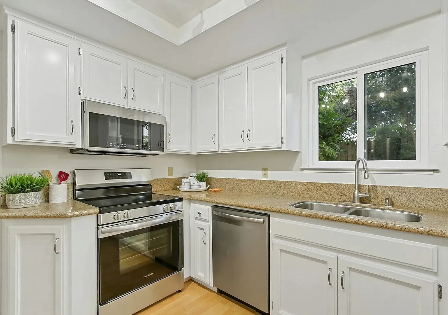325 E 8th Street #2 — Photo 3