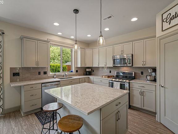 5th image of 3333 SE Summerfield Dr