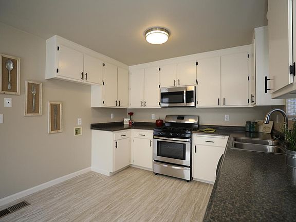 4th image of 880 Forest St