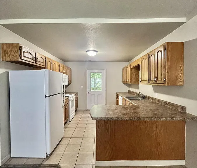 44 N Meyers Ave — Photo 7