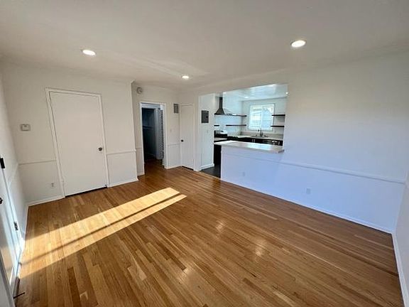 3rd image of 429 S Berendo St #204