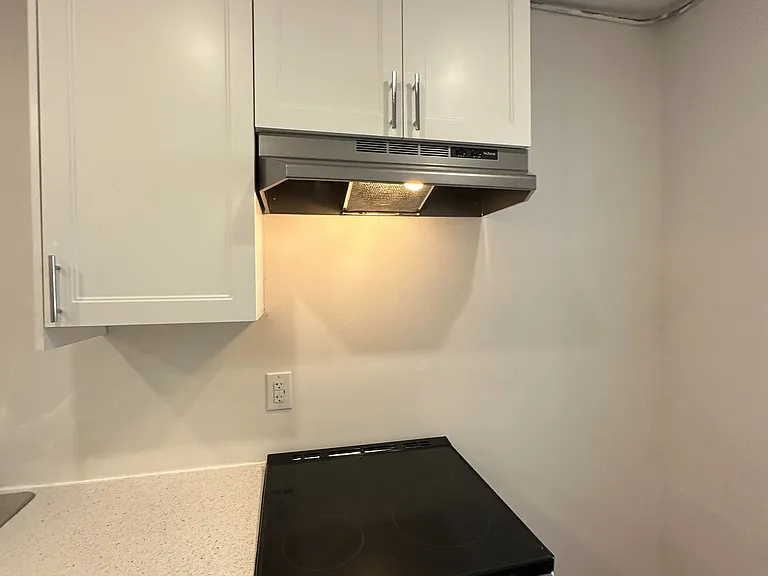 565 Yonge St #4 — Photo 8