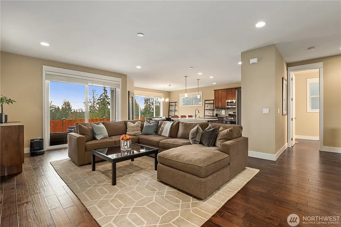 4 bed, 2603 sqft, $3,900 — Photo 3
