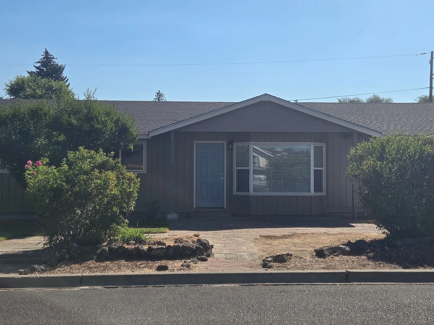 Charming Clean Home SW Canyon Drive Redmond — Photo 1