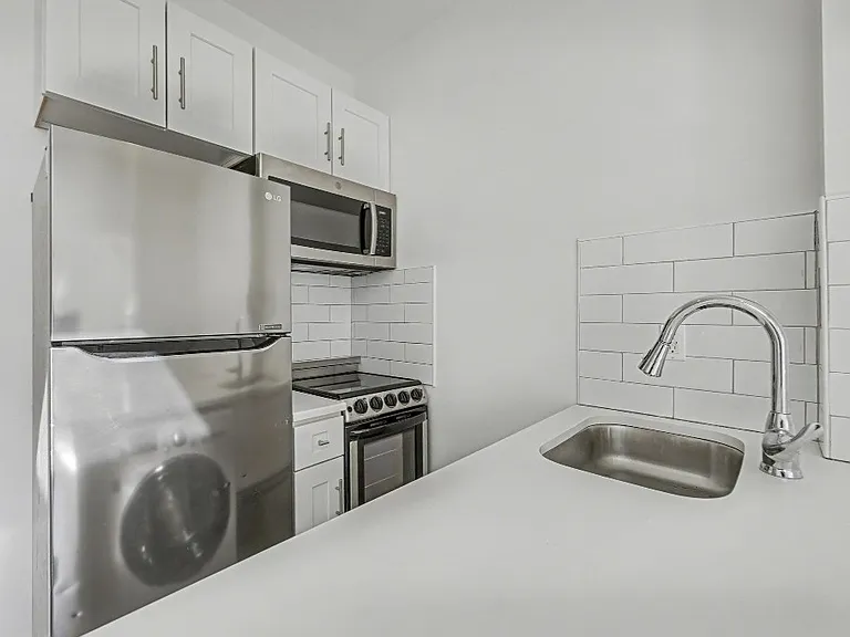 317 E 5th St #5B — Photo 2