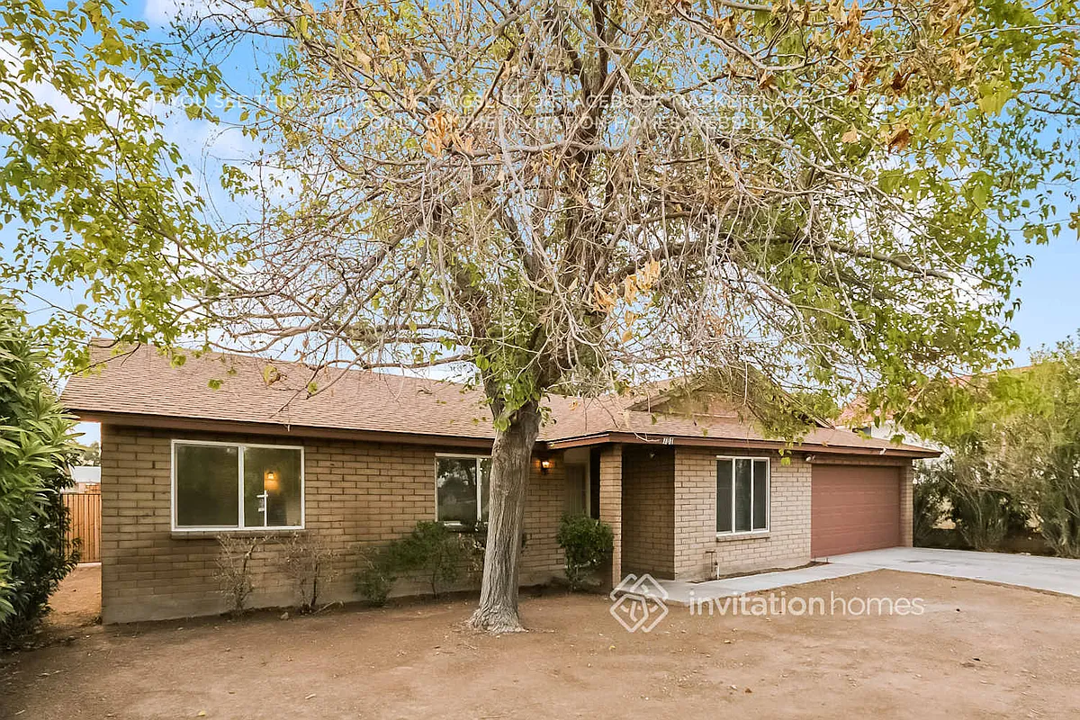 Building Photo - 701 N Comanche Dr
