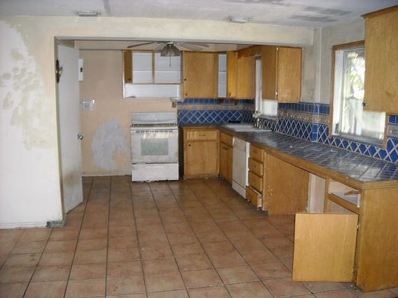 4th image of 805 SE 6th Ct