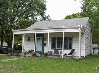 4304 SW Stratford Rd, Topeka, KS 66604