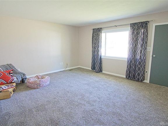 4th image of 85 Massie Dr