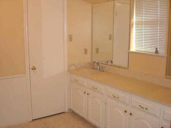 4th image of 218 Kingsbridge Dr