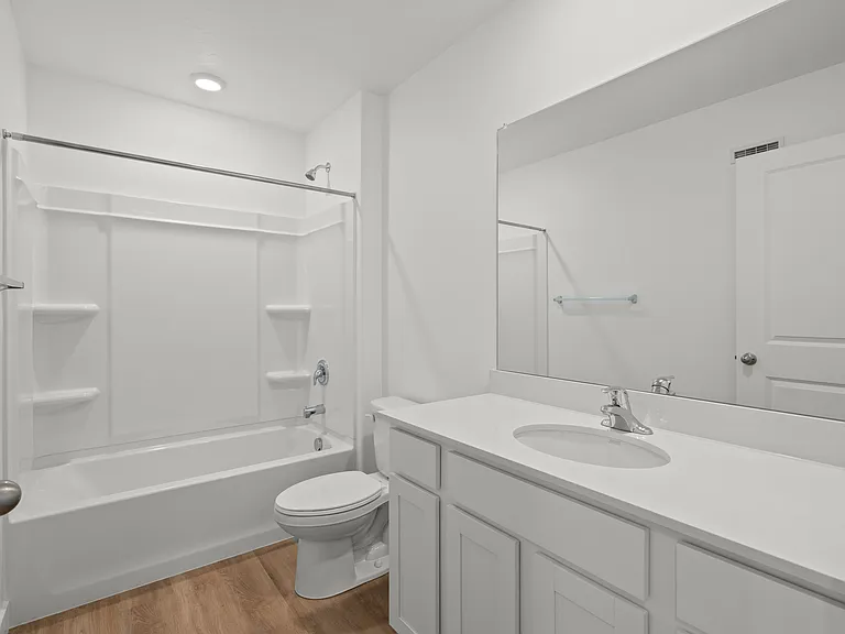 Upstairs bathroom w/tub