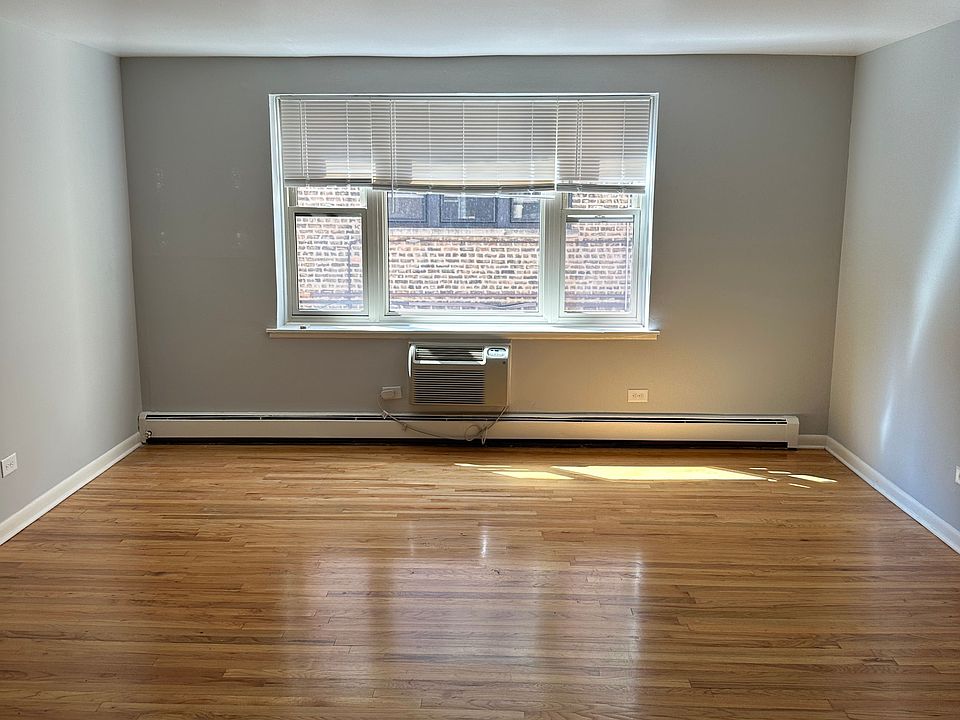 Studio Unit #201 _ Bright and Spacious Living Area with Great Natural Light