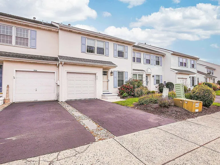310 Seashell Ln — Photo 16