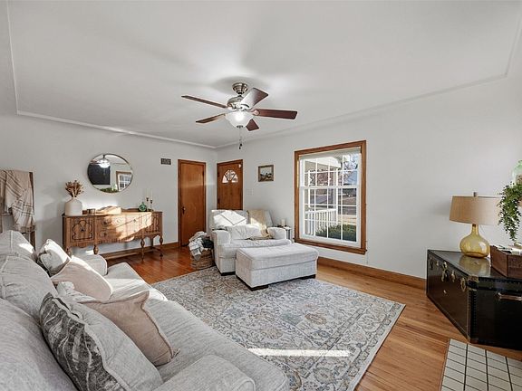 4th image of 1609 Wildwood Dr NE