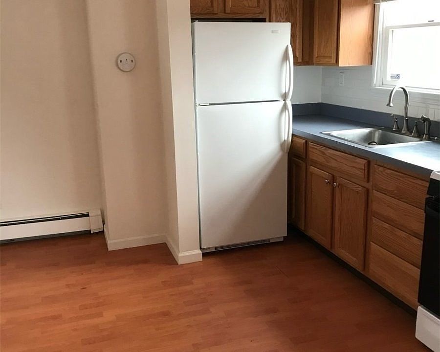 2nd image of 44 1/2 Avenue A Poin