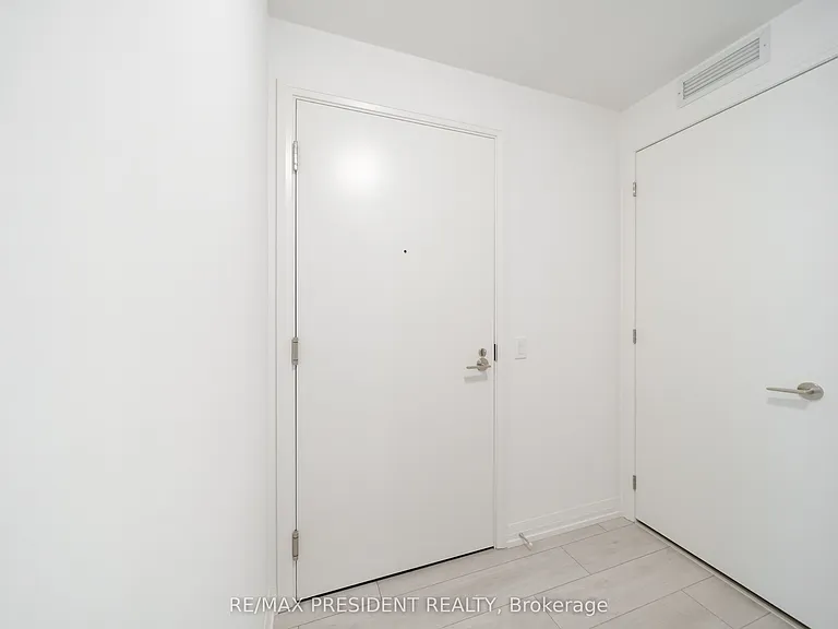 400 King St W #808 — Photo 6