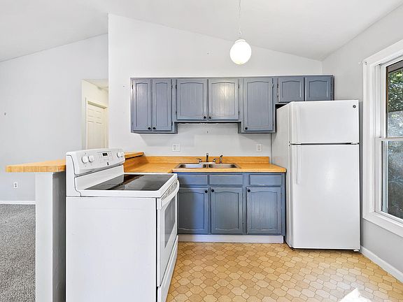 3rd image of 21 Edgewood Drive