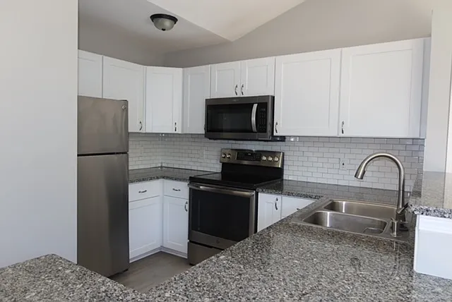 2 bed, 1049 sqft, $1,600 — Photo 4