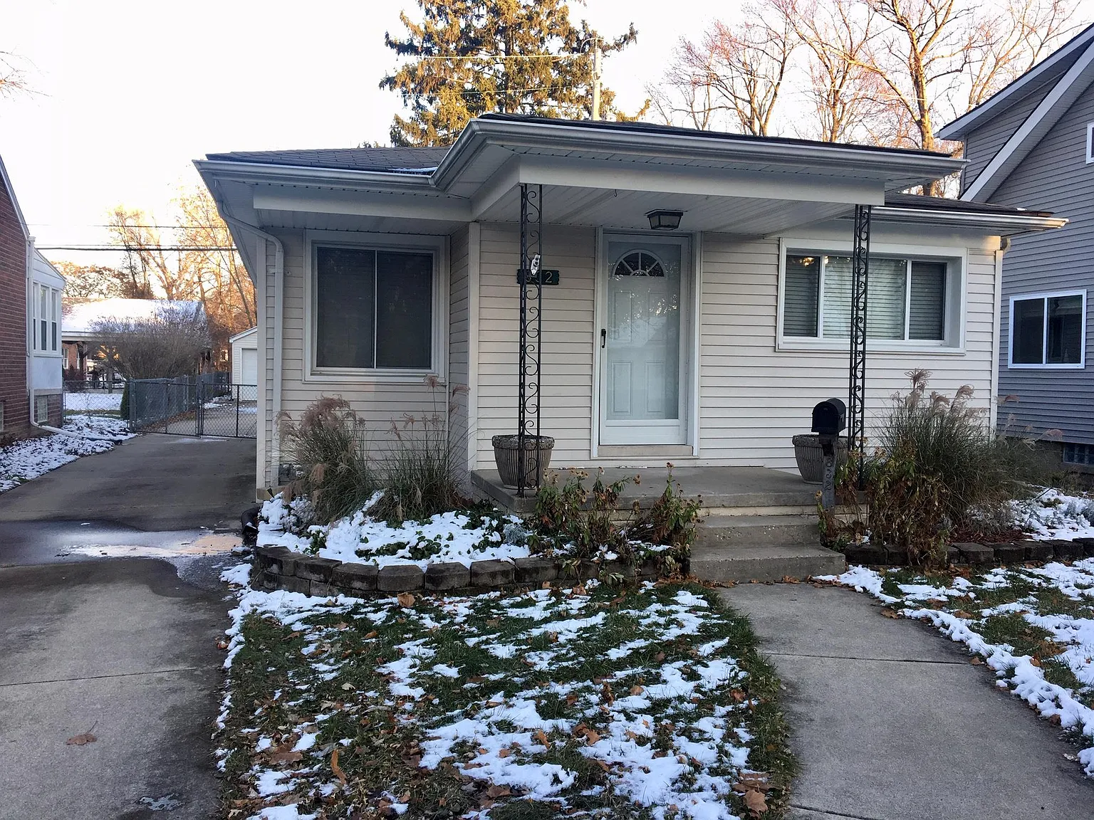 832 Laprairie St photo 1