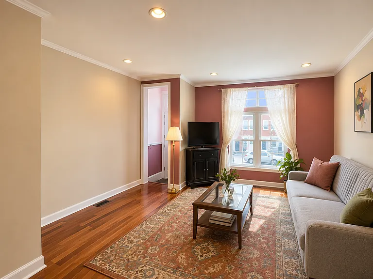 322 E Lorraine Ave — Photo 2
