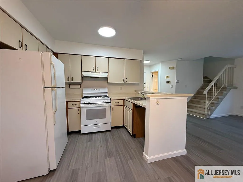 2 bed, 1.5 bath, 1086 sqft, $2,700 — Photo 4