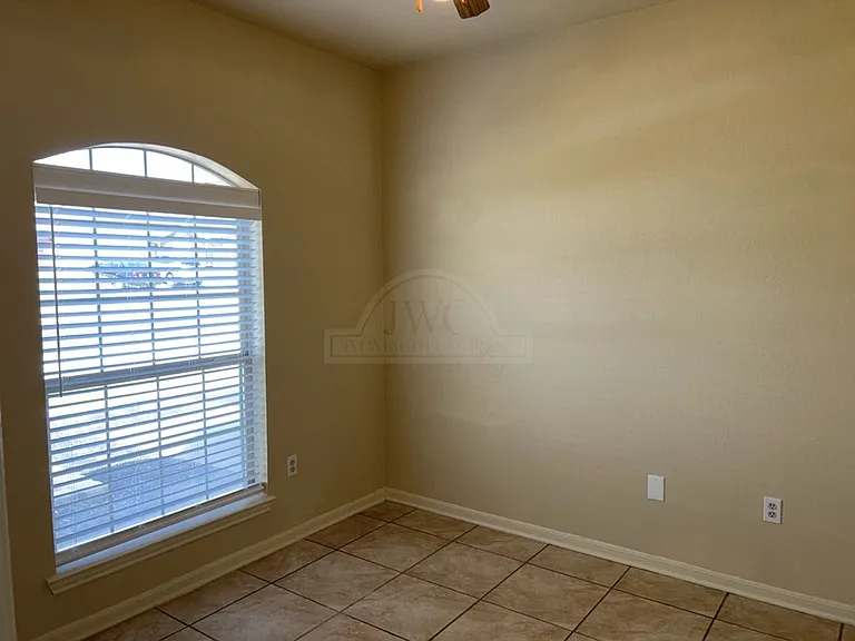 3906 Lone Oak Dr — Photo 10