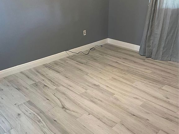 3rd image of 893 Iris Dr #1