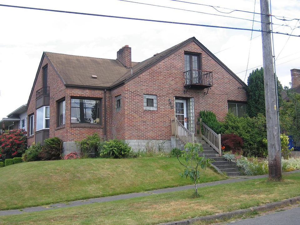 Brick 4-plex on corner of N 11th & Tacoma Avenue
