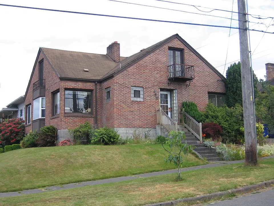 Brick 4-plex on corner of N 11th & Tacoma Avenue