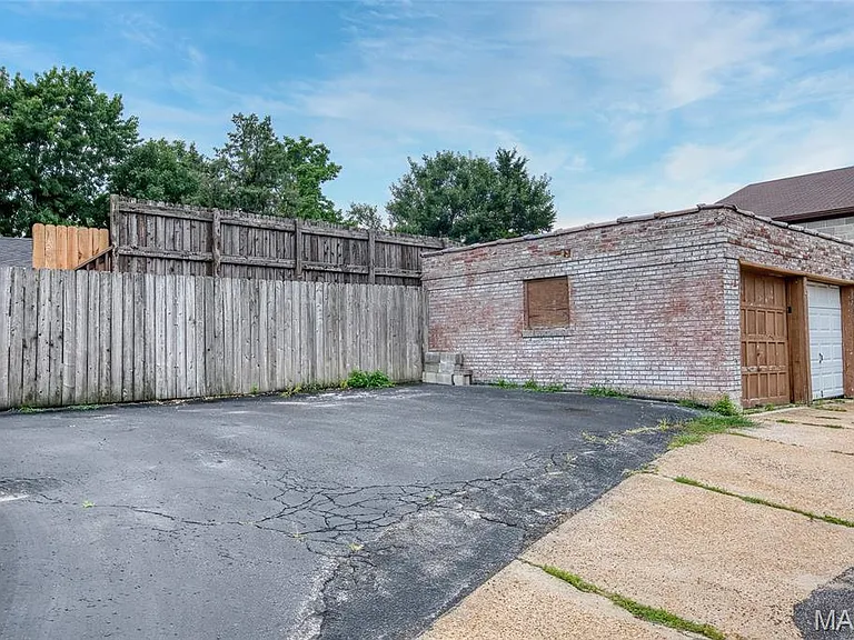 8910 Gravois Rd — Photo 12