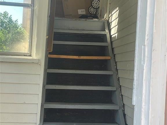 5th image of 587 N Saint Clair St