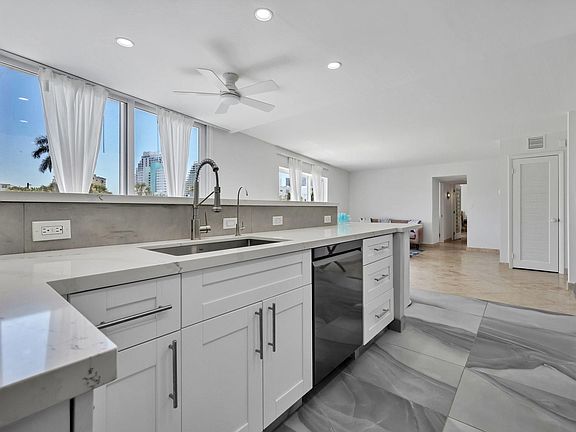 4th image of 720 Bayshore Drive #202