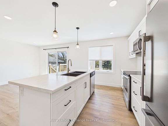 5th image of 1085 Sutton St