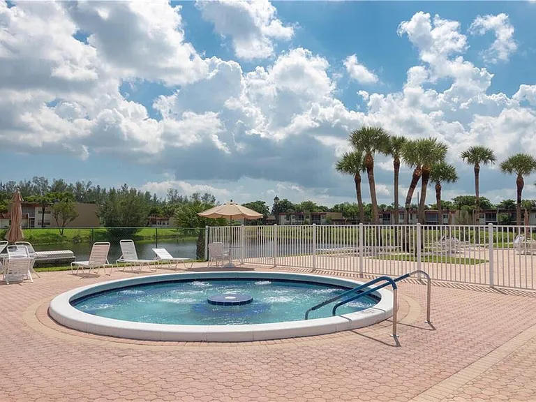 120 Lake Evelyn Dr — Photo 29