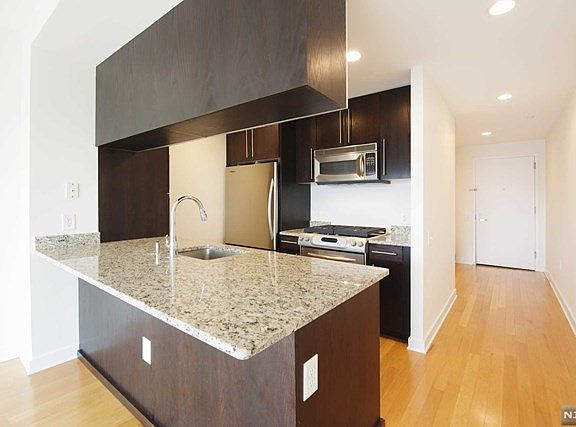 5th image of 1609 Hudson Park #1609