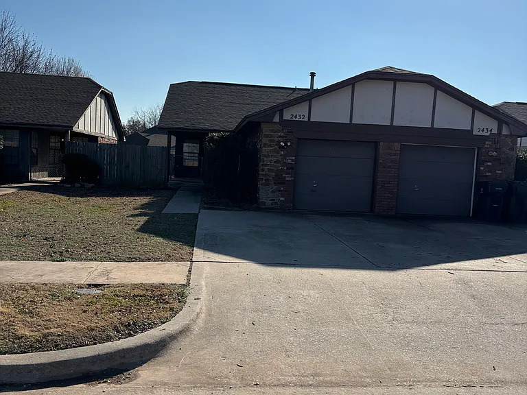 2436 SW 90th Pl — Photo 1