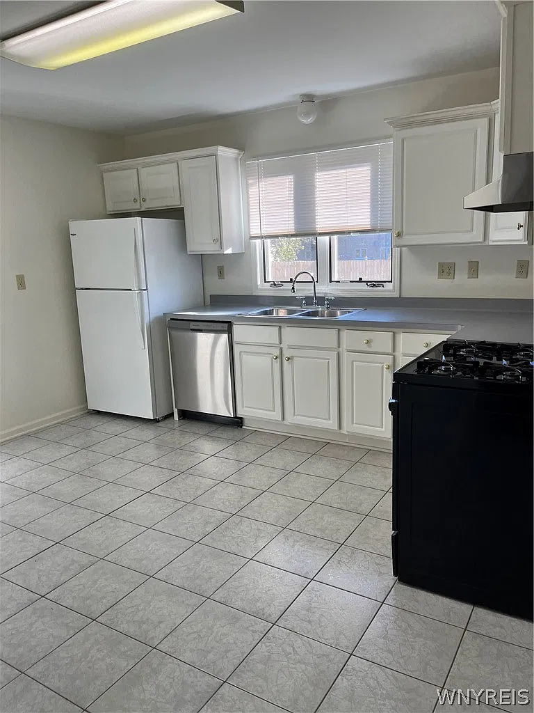 3 bed, 2.5 bath, 2664 sqft, $2,300 — Photo 3