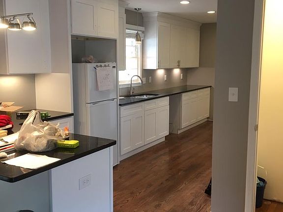 Pantry, bar seating, laundry room hook up 