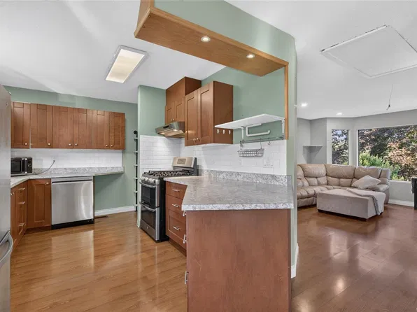 7115 Wallace Dr, Central Saanich, BC V8M 1G9